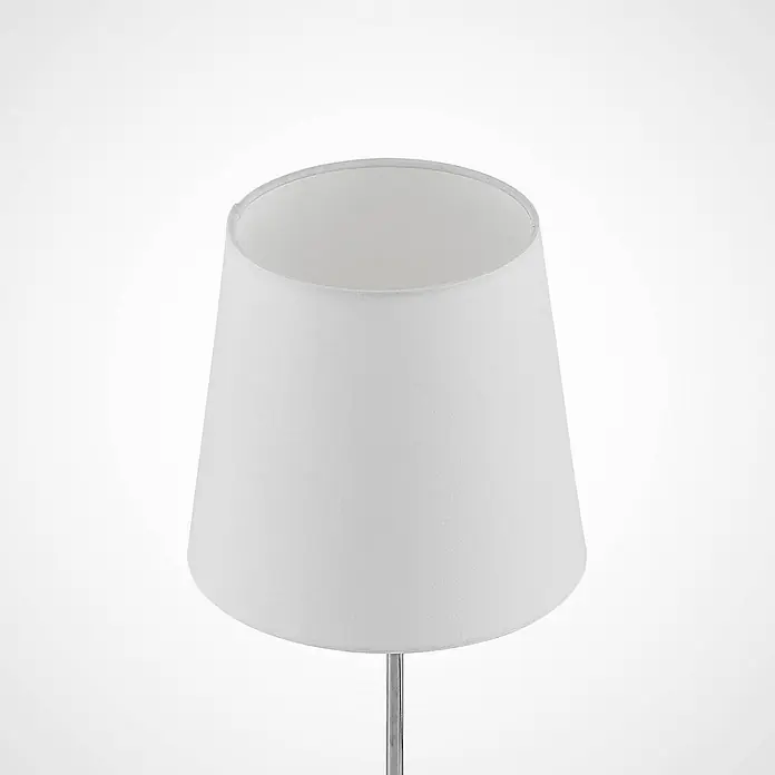 Lindby Tischleuchte Leza - chrom / silber, weiß / opal, E14 - Weißer konischer Lampenschirm aus Stoff auf einem Metallschaft.