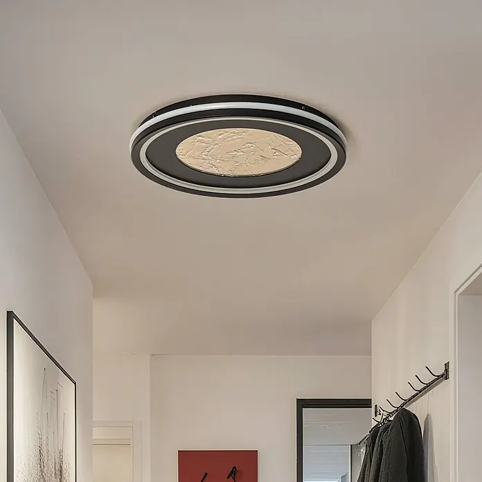 Lucande Deckenleuchte Tillian - L x B x H: 50 x 50 x 5,5 cm, schwarz, schwarz - Schwarze ovale Deckenleuchte mit weißem Außenring und texturiertem beigem Zentrum, an einer Flurdecke installiert.