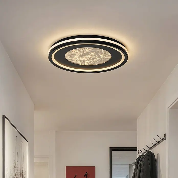 Lucande Deckenleuchte Tillian - L x B x H: 50 x 50 x 5,5 cm, schwarz, schwarz - Moderne schwarze runde Deckenleuchte mit beleuchteten Außenringen und dekorativem Innenlichtmuster, in einem Flur installiert.
