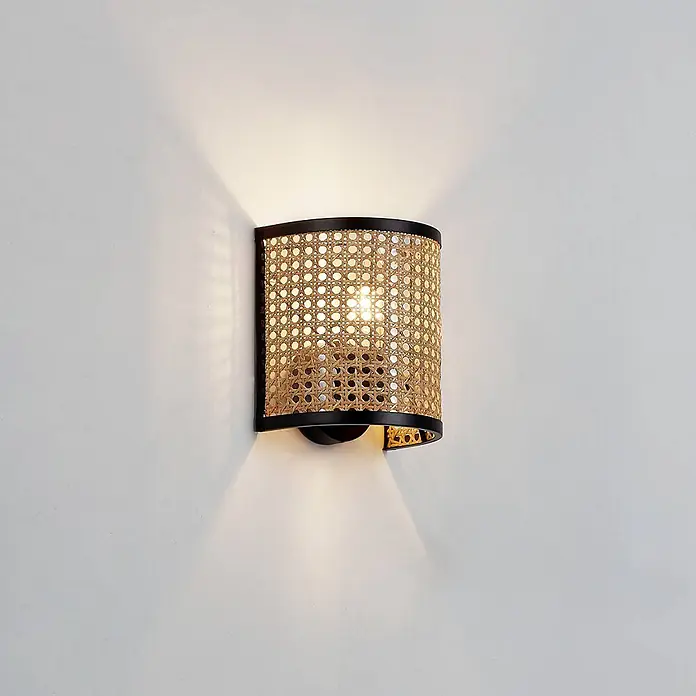 Lindby Wandleuchte Yaelle - Holz hell, E27 - Wandleuchte mit schwarzem Metallrahmen und geflochtenem Rattan-Schirm, strahlt warmes Licht aus.