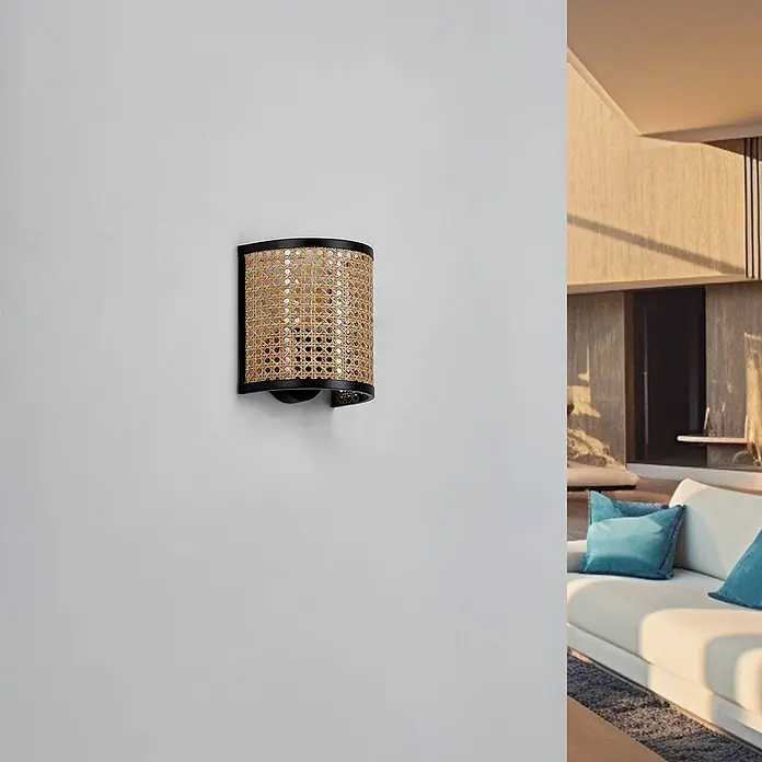 Lindby Wandleuchte Yaelle - Holz hell, E27 - Schwarze Wandleuchte mit rechteckigem Rattan-Schirm, in modernem Wohnzimmer montiert.