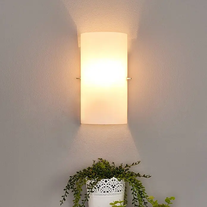 Lucande Wandleuchte Sidra - weiß / opal, E14 - Wandleuchte mit rechteckigem Opalglasschirm, die ein warmes, diffuses Licht ausstrahlt.