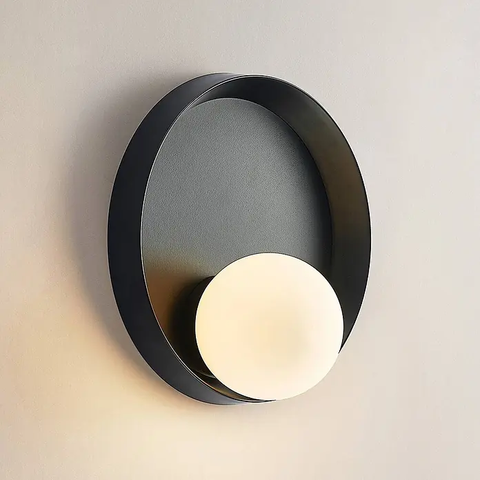 Lucande Wandleuchte Andelina - L x B x H: 13 x 30 x 30 cm, schwarz, G9 - Schwarze ovale Wandleuchte mit einer weißen Kugel als Lichtquelle, die sanft leuchtet.
