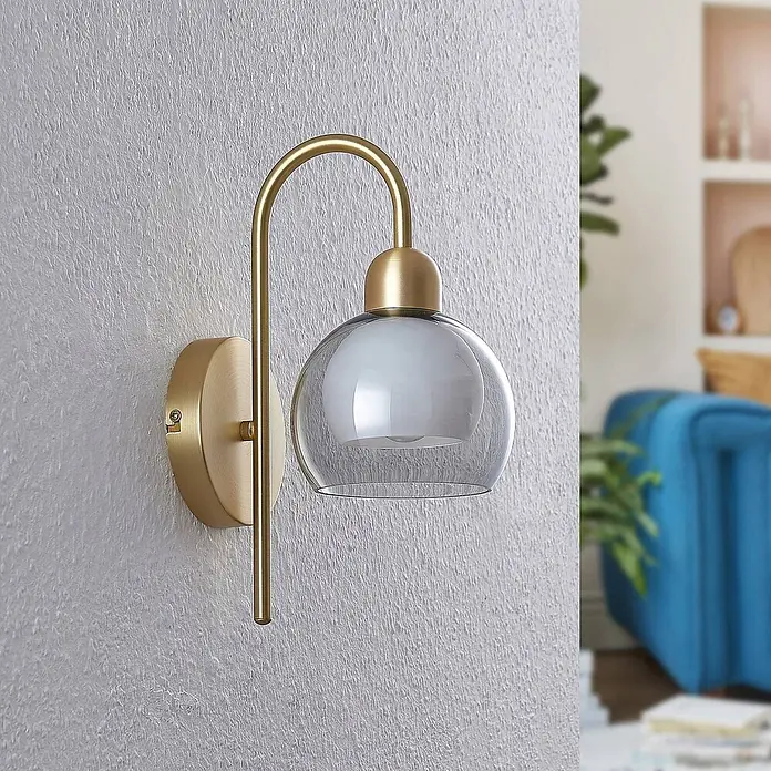 Lucande Wandleuchte Mylah - messing / gold, weiß / opal, E14 - Moderne goldene Wandleuchte mit gebogenem Arm und gläsernem Globusschirm über mattierter Glühbirne.