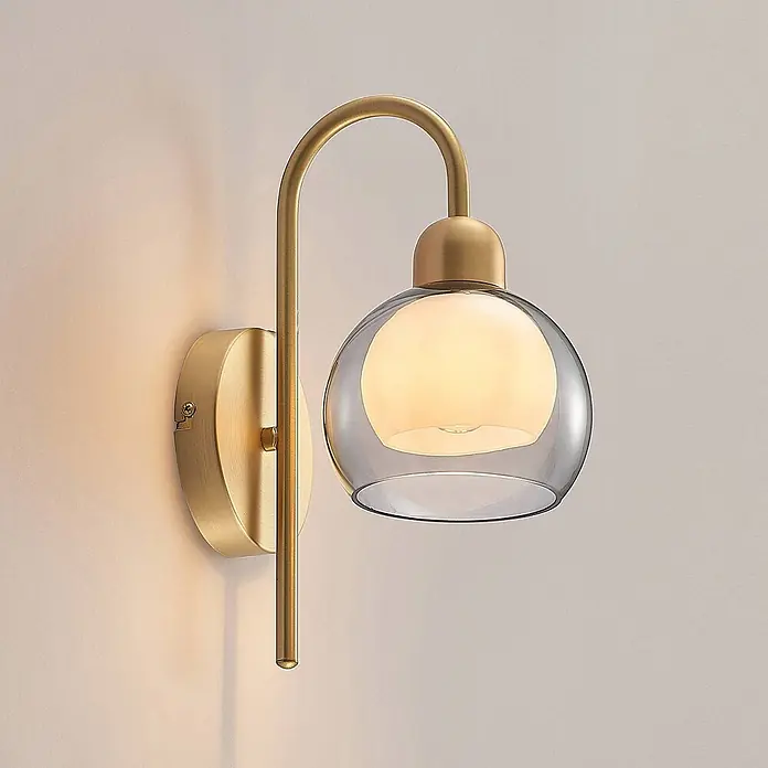 Lucande Wandleuchte Mylah - messing / gold, weiß / opal, E14 - Moderne Messing-Wandleuchte mit Bogenarm und doppelter Glaskugel, außen klar, innen mattiert, warm leuchtend.