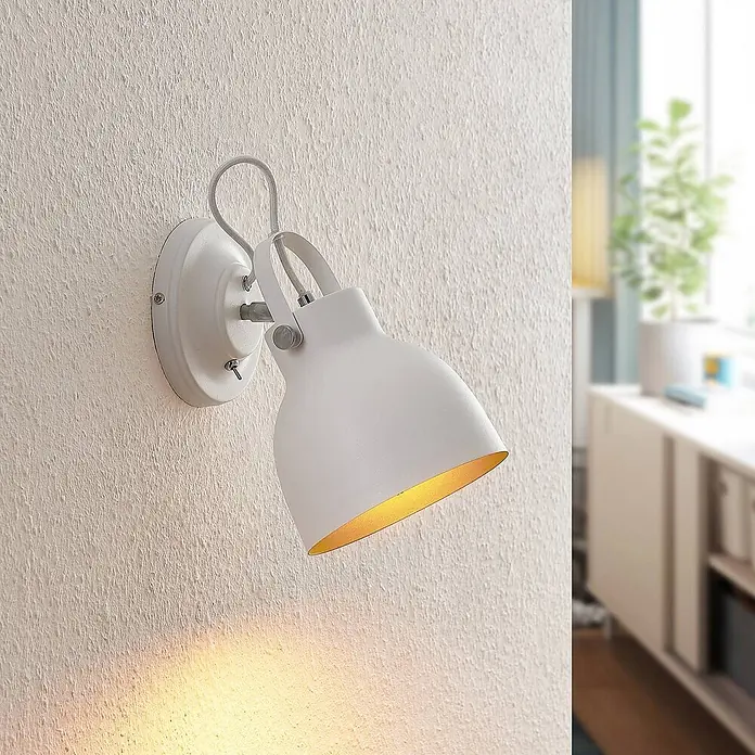 Lindby Wandleuchte Adirta - weiß / opal, weiß / opal, E27 - Weiße Wandleuchte mit goldener Innenseite, an einer strukturierten Wand montiert, spendet warmes Licht.