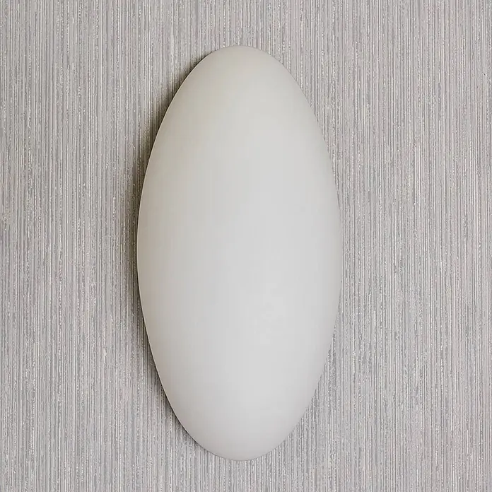 Lucande Wandleuchte Jemima - L x B x H: 8 x 12 x 24 cm, weiß / opal, E14 - Weiße ovale Milchglas-Wandleuchte auf gestreifter Tapete.