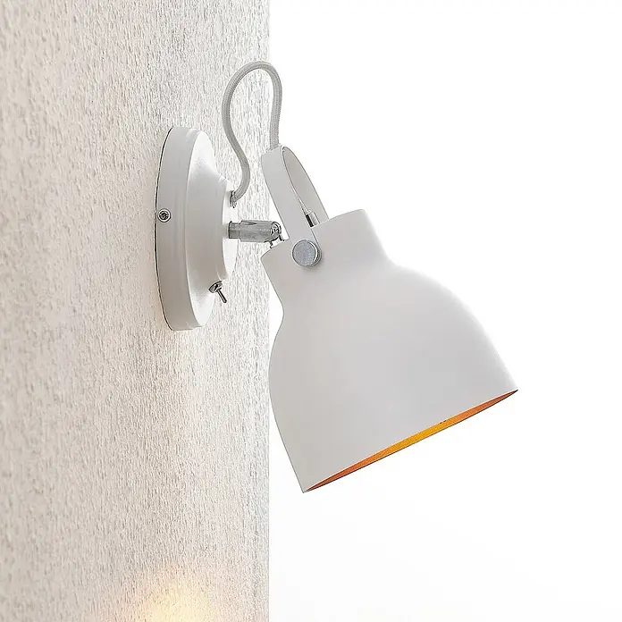 Lindby Wandleuchte Adirta - weiß / opal, weiß / opal, E27 - Verstellbare weiße Metall-Wandleuchte mit orangefarbenem Schirm, geflochtenem Textilkabel und Kippschalter.