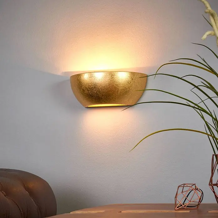 Lindby Wandleuchte Kolja - messing / gold, E14 - Strukturierte goldene Schale Wandleuchte, an der Wand montiert und warmes Licht nach oben und unten abgebend.