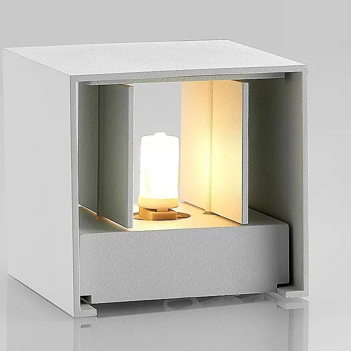 Arcchio Wandleuchte Zuzana - weiß / opal, G9 - Quadratische graue Außenleuchte mit strukturierter Oberfläche und beleuchteter Glühbirne.