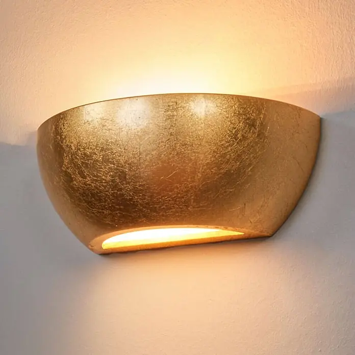 Lindby Wandleuchte Kolja - messing / gold, E14 - Goldene Wandleuchte mit strukturierter Oberfläche, die warmes Licht nach oben und unten strahlt.