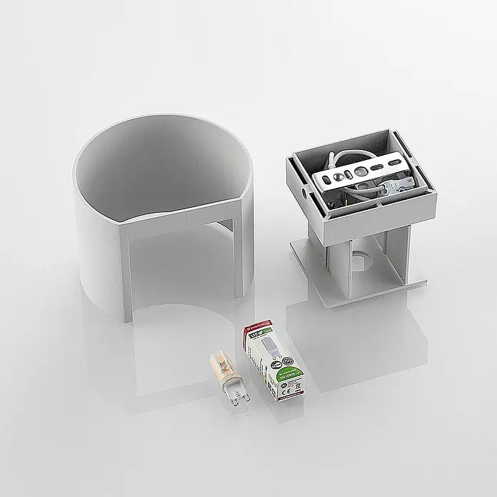 Arcchio Wandleuchte Zuzana - L x B x H: 11,2 x 13 x 9,7 cm, weiß / opal, G9 - Graue Wandleuchte, demontiert, mit Gehäuse, Abdeckung und einer LED G9 Lampe samt Verpackung.