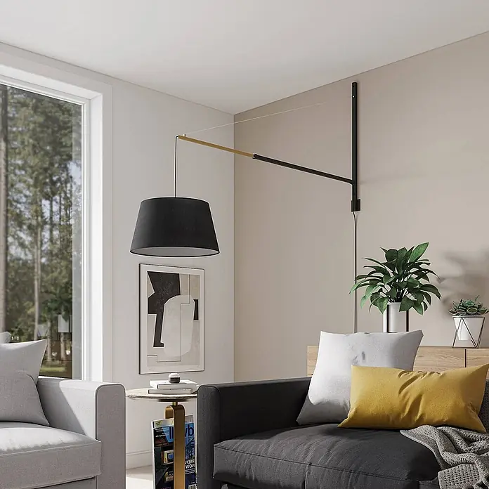 Lucande Wandleuchte Beleza - schwarz, schwarz, E27 - Moderne Wandleuchte mit schwarzem Schirm und schwarz-goldenem Arm, beleuchtet einen Wohnbereich.
