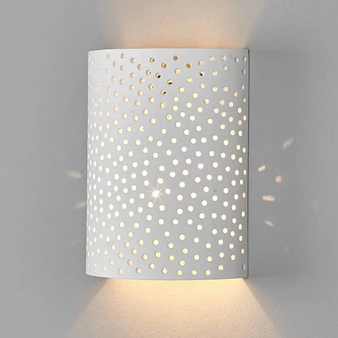 Lindby Wandleuchte Jiru - L x B x H: 8,7 x 18 x 23 cm, weiß / opal, E14 - Weiße, perforierte, geschwungene Wandleuchte, die warmes Licht nach oben, unten und durch ihre Löcher wirft.