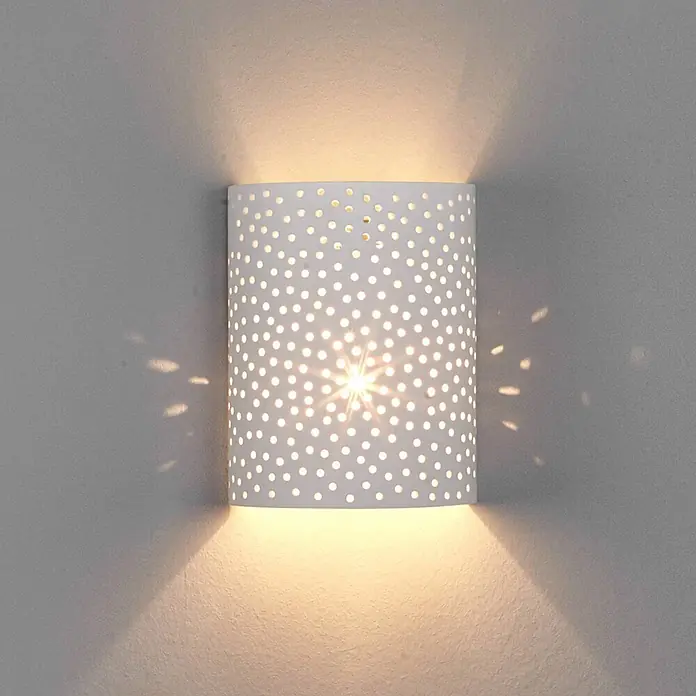 Lindby Wandleuchte Jiru - L x B x H: 8,7 x 18 x 23 cm, weiß / opal, E14 - Weiße, perforierte zylindrische Wandleuchte, die dekorative Lichtmuster an die Wand wirft.