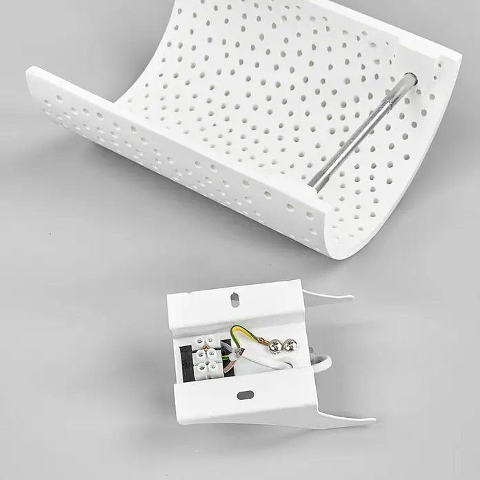 Lindby Wandleuchte Jiru - L x B x H: 8,7 x 18 x 23 cm, weiß / opal, E14 - Zerlegte weiße Wandleuchtenkomponenten: gekrümmter, perforierter Schirm mit Metallstange und Elektrokasten mit Verkabelung.