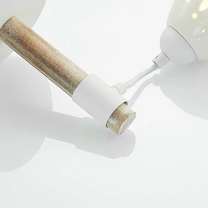 Lindby Wandleuchte Pimana - Holz hell, weiß / opal, E14 - Weißer Keramik-Lampenhalter mit geflochtenem Kabel, befestigt an hellbraunem Holzarm mit weißer Metallhülse.