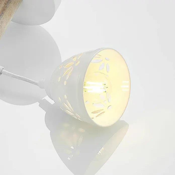 Lindby Wandleuchte Pimana - Holz hell, weiß / opal, E14 - Weißer Keramik-Spotlight mit dekorativen Aussparungen und leuchtender Glühbirne, verbunden mit einem geflochtenen Kabel.