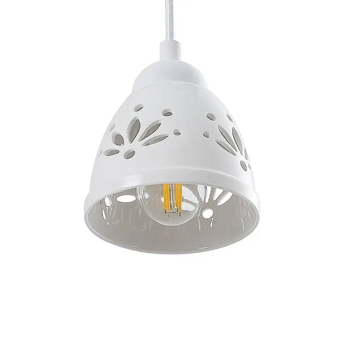 Lindby Wandleuchte Pimana - Holz hell, weiß / opal, E14 - Weiße Keramik-Pendelleuchte mit dekorativen Aussparungen und sichtbarer Filament-LED-Birne.
