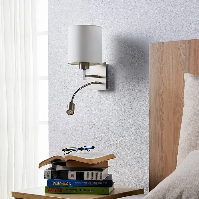 Lindby Wandleuchte Camilo - alu / grau / zink, E27 - Wandleuchte aus gebürstetem Nickel mit weißem Schirm und verstellbarer LED-Leselampe am Bett.