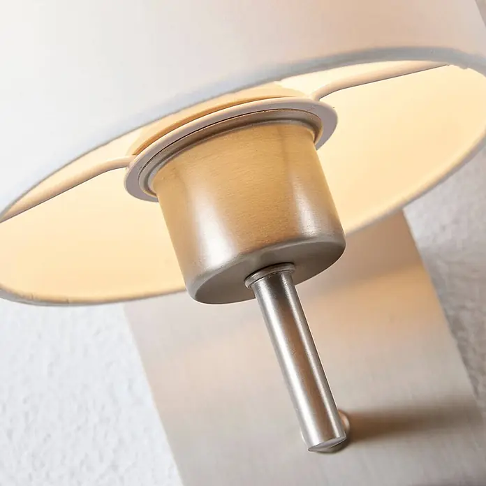Lindby Wandleuchte Camilo - alu / grau / zink, E27 - Moderne Wandleuchte mit weißem Stoffschirm und gebürsteter Metallhalterung, warm leuchtend.
