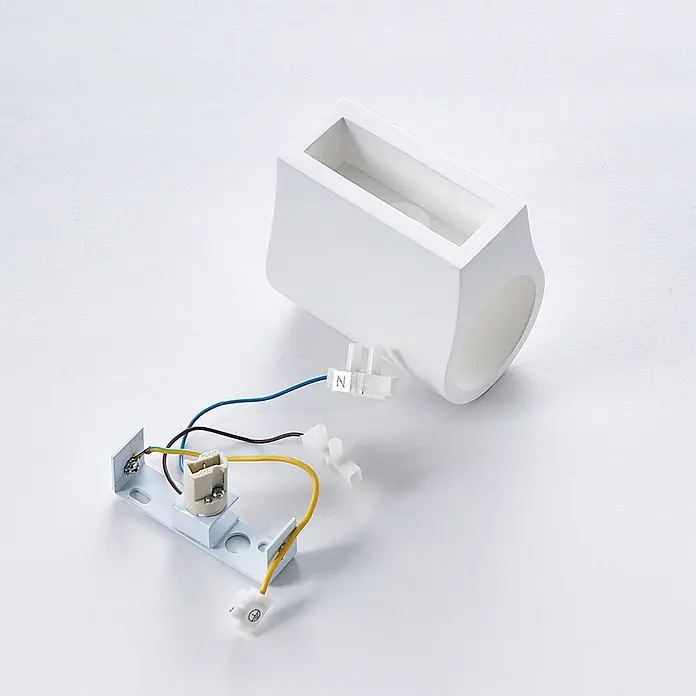 Lindby Wandleuchte Jannes - L x B x H: 10 x 7,5 x 10 cm, weiß / opal, G9 - Weißes Leuchtengehäuse und Metallhalterung mit Elektroverkabelung und Lampenfassung.