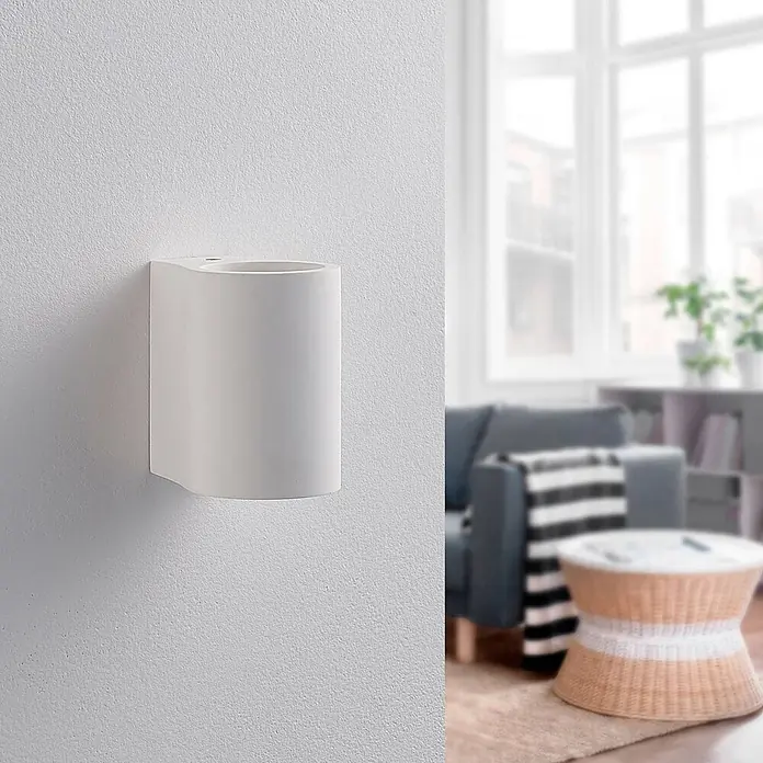 Lindby Wandleuchte Jannes - L x B x H: 10 x 7,5 x 10 cm, weiß / opal, G9 - Weiße, geschwungene Wandleuchte in einem modernen Wohnzimmerambiente.