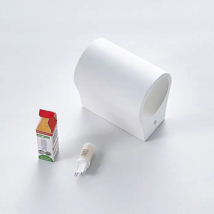 Lindby Wandleuchte Jannes - L x B x H: 10 x 7,5 x 10 cm, weiß / opal, G9 - Weiße, geschwungene Wandleuchte mit G9 LED-Leuchtmittel und Verpackung.