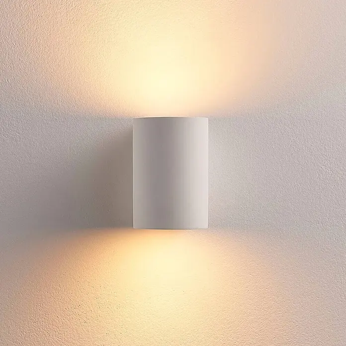 Lindby Wandleuchte Jannes - L x B x H: 10 x 7,5 x 10 cm, weiß / opal, G9 - Weiße zylindrische Wandleuchte an strukturierter Wand, wirft warmes Licht nach oben und unten.