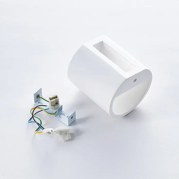 Lindby Wandleuchte Krista - L x B x H: 10 x 10,5 x 10 cm, weiß / opal, G9 - Zerlegte weiße Wandleuchte mit zylindrischem Gehäuse, Lichtöffnungen und separater Montagehalterung mit Verkabelung und Fassung.
