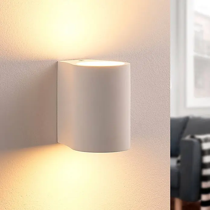 Lindby Wandleuchte Jannes - L x B x H: 10 x 7,5 x 10 cm, weiß / opal, G9 - Weiße zylindrische Wandlampe, wirft warmes Licht nach oben und unten an eine strukturierte Wand.