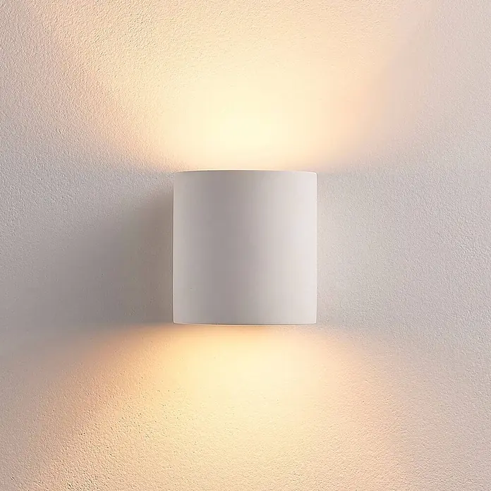 Lindby Wandleuchte Krista - L x B x H: 10 x 10,5 x 10 cm, weiß / opal, G9 - Weiße zylindrische Wandleuchte, wirft warmes Licht nach oben und unten.