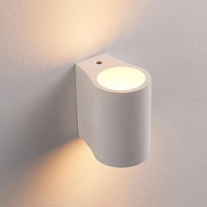 Lindby Wandleuchte Jannes - L x B x H: 10 x 7,5 x 10 cm, weiß / opal, G9 - Weiße moderne zylindrische Wandleuchte, die warmes Licht nach oben und unten auf eine strukturierte Wand wirft.
