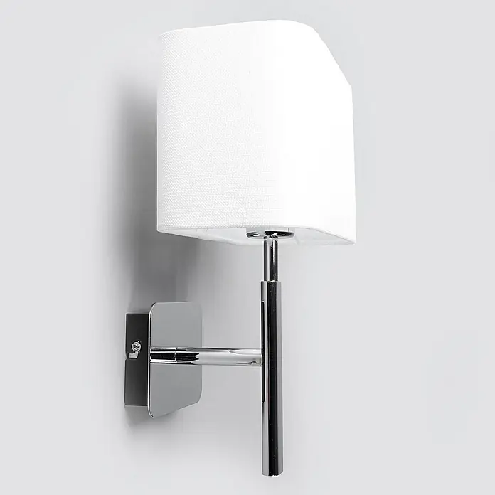Lucande Wandleuchte Jettka - chrom / silber, E27 - Eine moderne Wandleuchte mit weißem rechteckigem Stoffschirm und verchromtem Metallsockel und -arm.