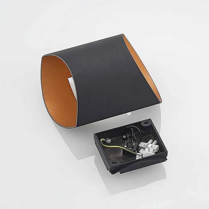 Arcchio Wandleuchte Vilja - schwarz, G9 - Demontierte Wandleuchte mit dunkelgrauem Außenschirm, braun-orangefarbenem Inneren und schwarzer Elektromontagebox mit Verkabelung.