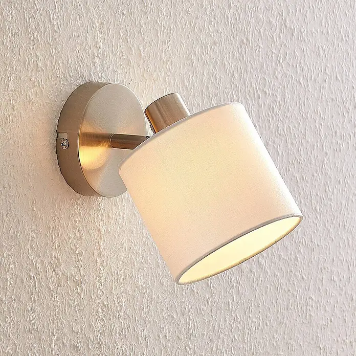 Lindby Wandleuchte Stannis - L x B x H: 10 x 12 x 17,6 cm, alu / grau / zink, weiß / opal, E14 - Wandleuchte aus gebürstetem Metall mit weißem Stoffschirm, schräg und beleuchtet.