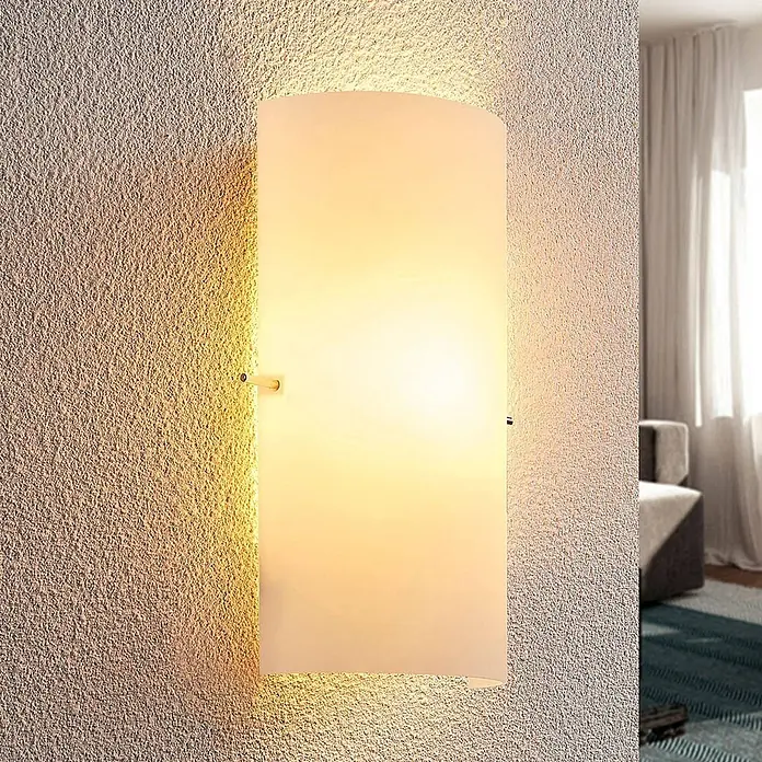 Lindby Wandleuchte Tuli - L x B x H: 7,4 x 15 x 28 cm, weiß / opal, E14 - Rechteckige Wandleuchte aus Milchglas mit abgerundeter Oberseite und warmem Licht an strukturierter Wand.