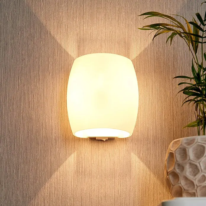 Lucande Wandleuchte Lusine - weiß / opal, G9 - Ovale Wandleuchte mit opalem Glasschirm, strahlt warmes Licht nach oben und unten an einer strukturierten Wand ab.