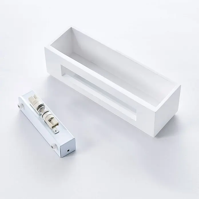 Lindby Wandleuchte Benno - L x B x H: 9 x 29 x 9 cm, weiß / opal, G9 - Weißer rechteckiger Lichtkörper: ein offenes Gehäuse und seine interne Lampenfassung mit zwei Sockeln.
