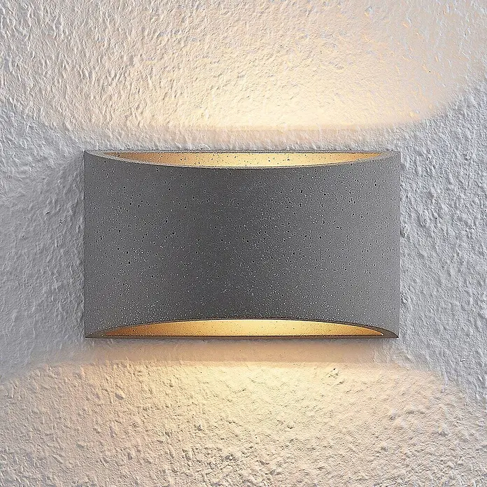 Lindby Wandleuchte Edvin - L x B x H: 8,5 x 20 x 12 cm, alu / grau / zink, G9 - Graue Beton-Wandleuchte mit gesprenkelter Textur und goldenem Innenraum, strahlt warmes Licht nach oben und unten ab.