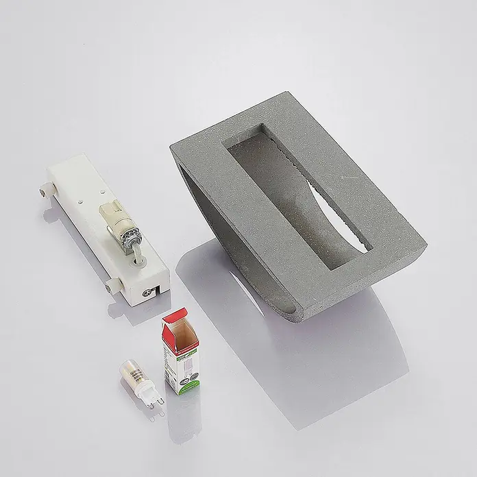 Lindby Wandleuchte Edvin - L x B x H: 8,5 x 20 x 12 cm, alu / grau / zink, G9 - Weißes Leuchtenbauteil, graues rechteckiges Gehäuse und eine G9 LED-Birne.