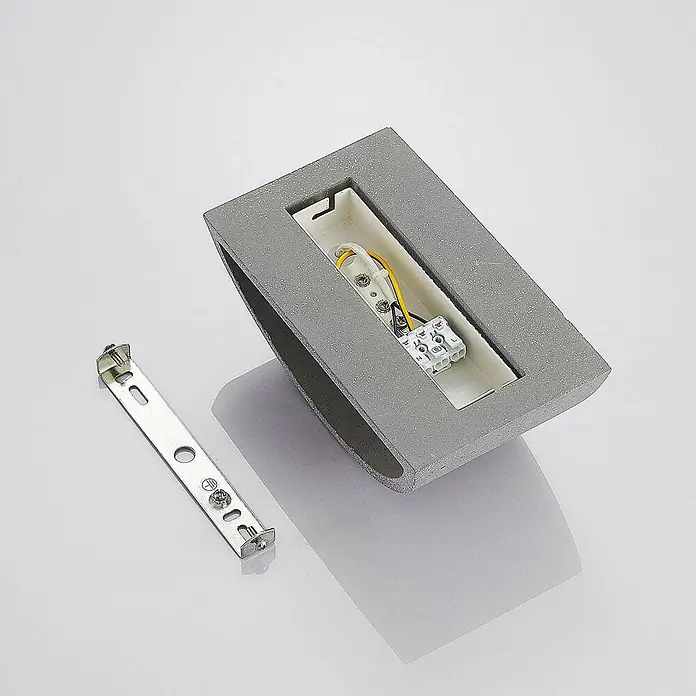 Lindby Wandleuchte Edvin - L x B x H: 8,5 x 20 x 12 cm, alu / grau / zink, G9 - Graue, strukturierte Wandleuchte mit freiliegender Verkabelung und einer silbernen Montagehalterung.