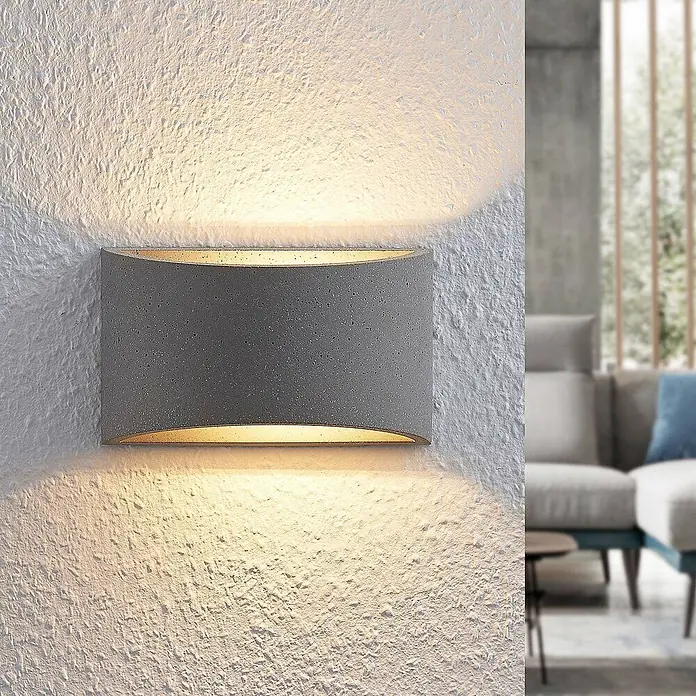 Lindby Wandleuchte Edvin - L x B x H: 8,5 x 20 x 12 cm, alu / grau / zink, G9 - Graue Beton-Wandleuchte mit Up/Down-Beleuchtung an strukturierter Wand in modernem Wohnzimmer.