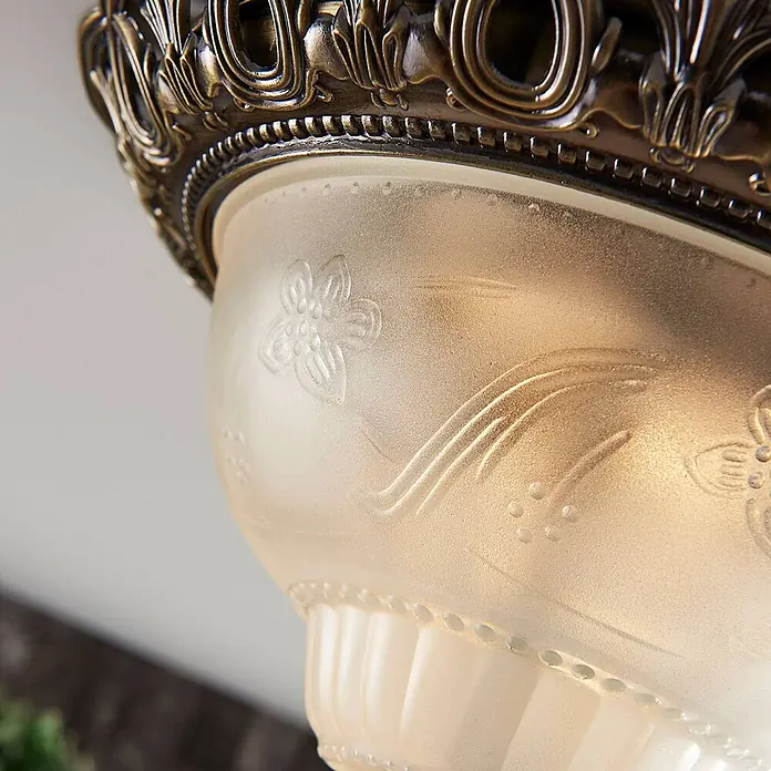 Lindby Deckenleuchte Glas Ø33 cm, Deckenlampe Antik Stil, Glaslampe 2x E14 -  - Verzierte messingfarbene Deckenleuchte mit mattiertem Glasschirm und geprägtem Blumenmuster.
