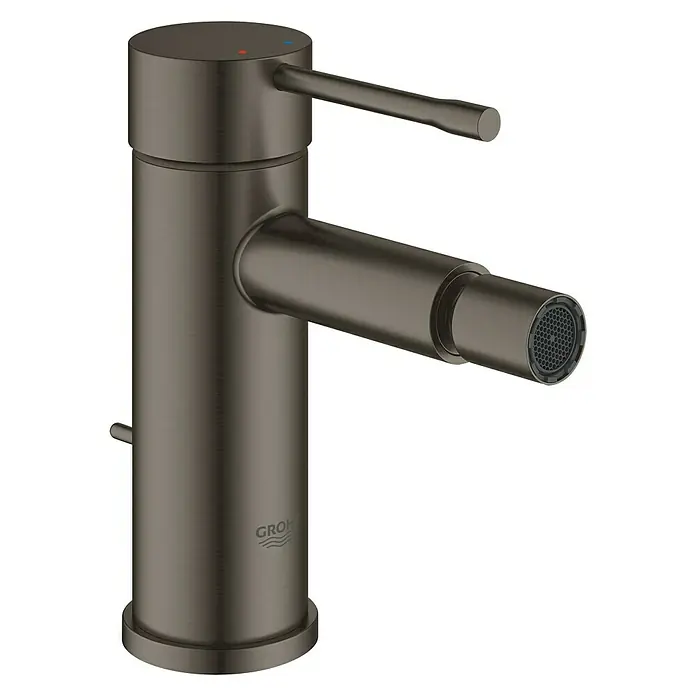 Grohe Essence New Bidetarmatur - Hard Graphite, Matt - Nahaufnahme einer modernen, dunklen GROHE Armatur für das Badezimmer mit einem eleganten, zylindrischen Design und einem seitlichen Bedienhebel.