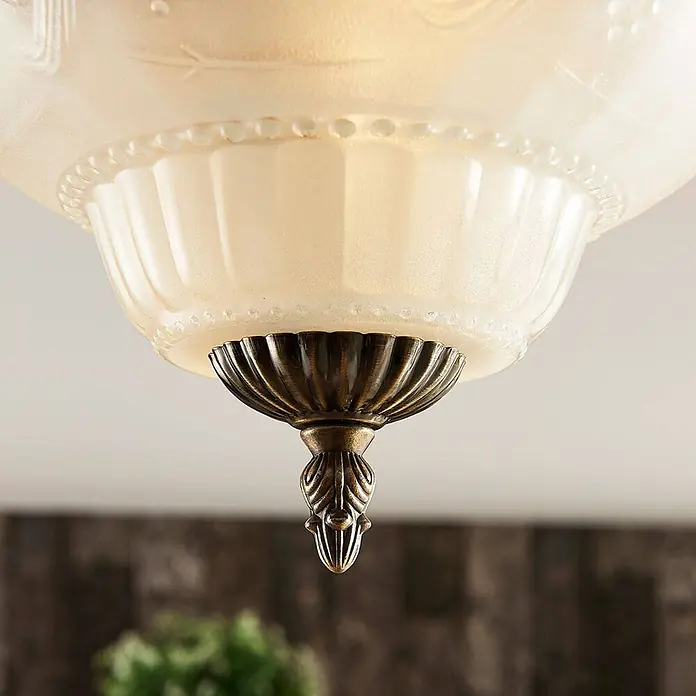 Lindby Deckenleuchte Glas Ø33 cm, Deckenlampe Antik Stil, Glaslampe 2x E14 -  - Deckenleuchte aus mattiertem Glas mit dekorativen Mustern und antikmessingfarbenem Zierelement.