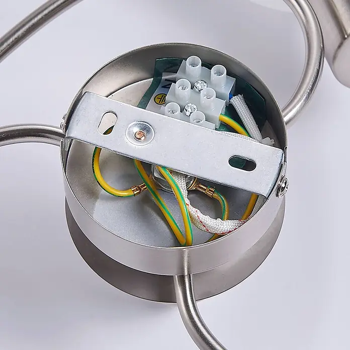 Lindby Deckenleuchte Ciala - alu / grau / zink, E14 - Interne Verkabelung einer Leuchtenbasis aus gebürstetem Metall: Eine Klemmleiste mit Erd- und Stromkabeln, befestigt an einer Montagehalterung.