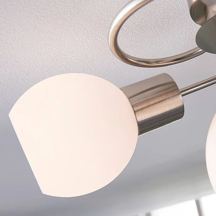 Lindby Deckenleuchte Ciala - alu / grau / zink, E14 - Nahaufnahme einer Deckenleuchte mit mattweißen Glaskugeln und gebürsteten silberfarbenen Metallakzenten.