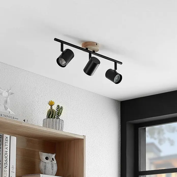 Lindby Deckenleuchte Xiomara - schwarz, GU10 - Schwarze Metall-Deckenleuchte mit drei verstellbaren Spots und hellem Holzsockel.