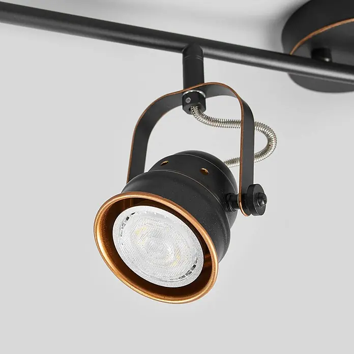 Lindby Deckenleuchte Leonor - schwarz, schwarz, GU10 - Verstellbare schwarze Stromschienenleuchte mit Bronzeakzent und LED-Birne, an schwarzer Schiene.